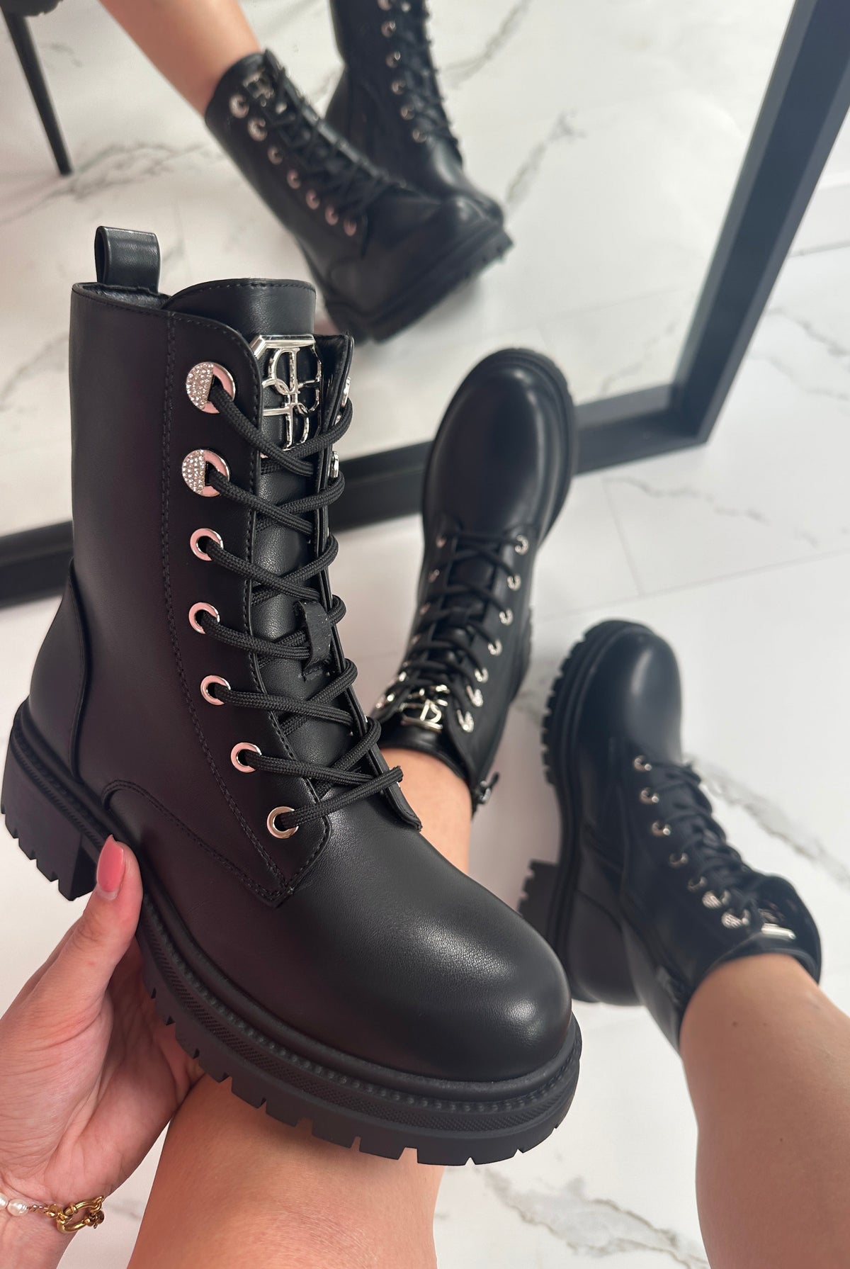 Sarina Preto Botas