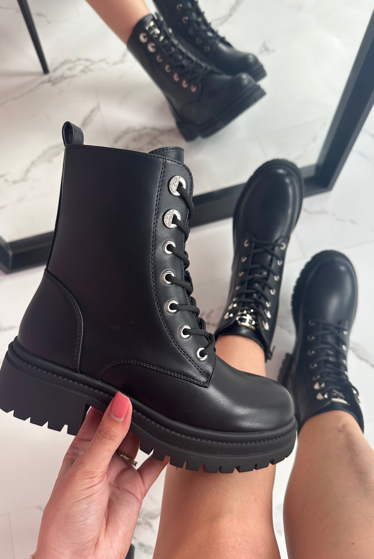Sarina Preto Botas